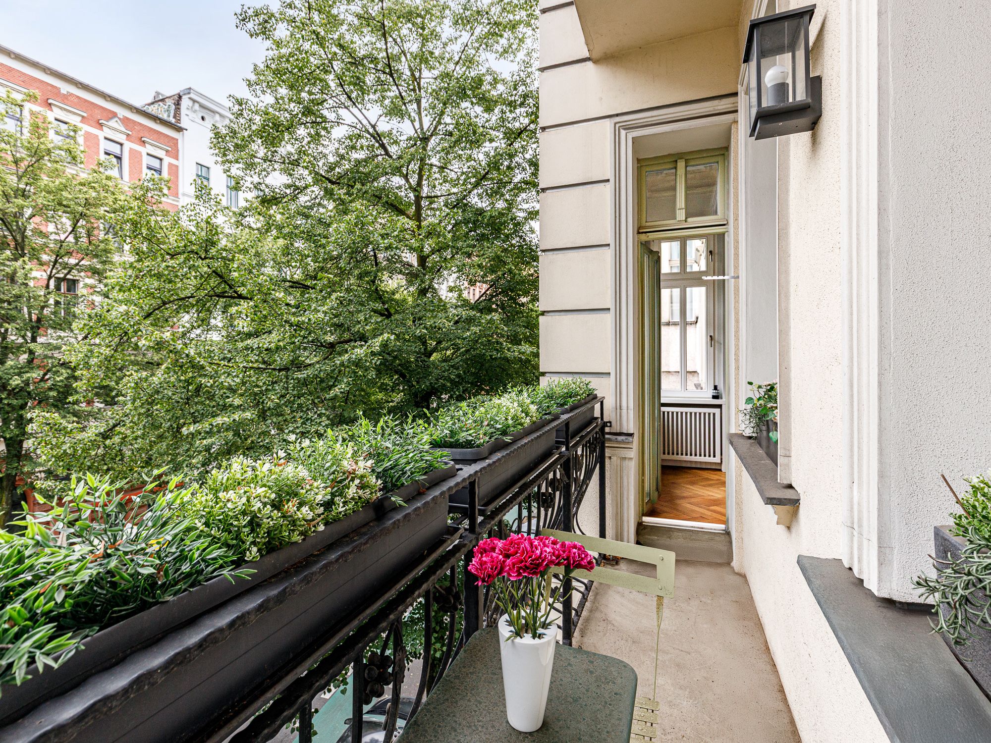 Gemütlicher Ost-Balkon mit Begrünung 