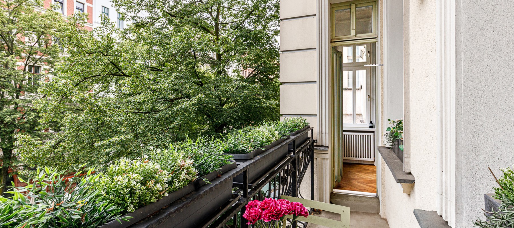 Gemütlicher Ost-Balkon mit Begrünung Gemütlicher Ost-Balkon mit Begrünung