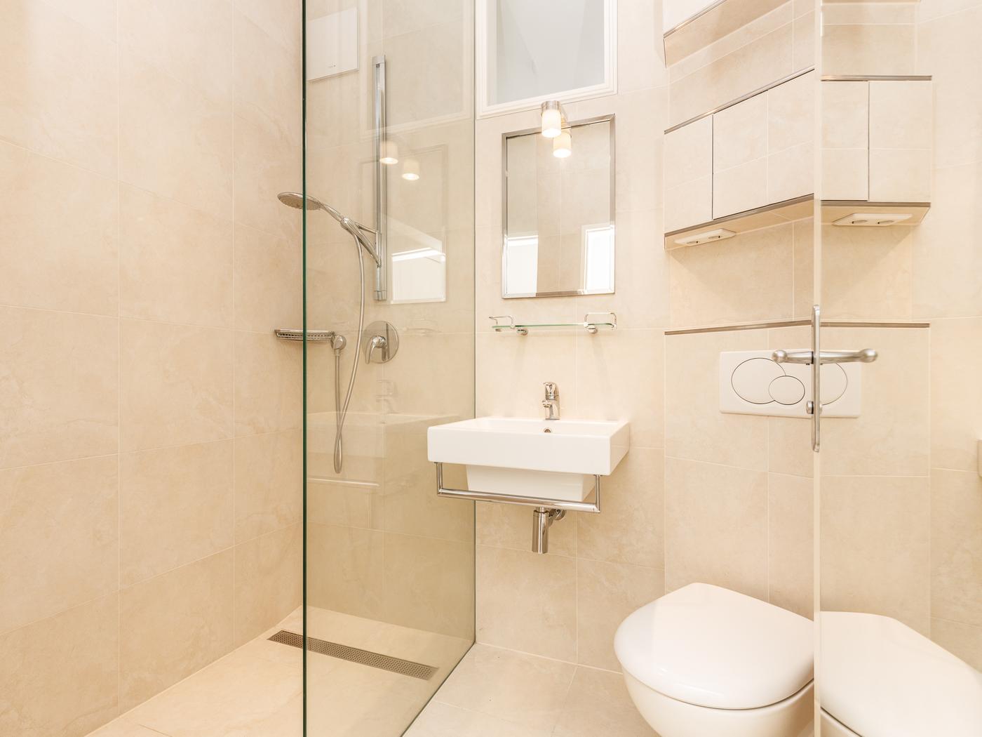 Modernes Duschbad mit walk-in Rainshower Modernes Duschbad mit walk-in Rainshower