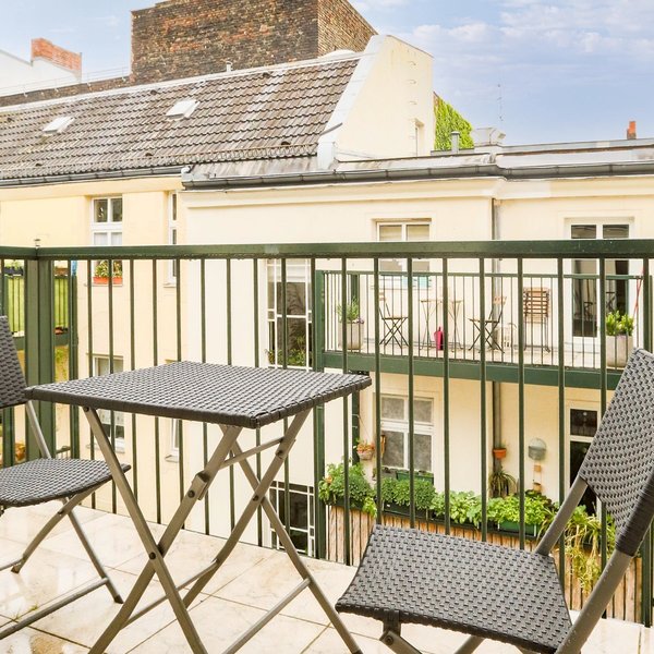 Balkon Sitzplatz Innenhofblick Geländer