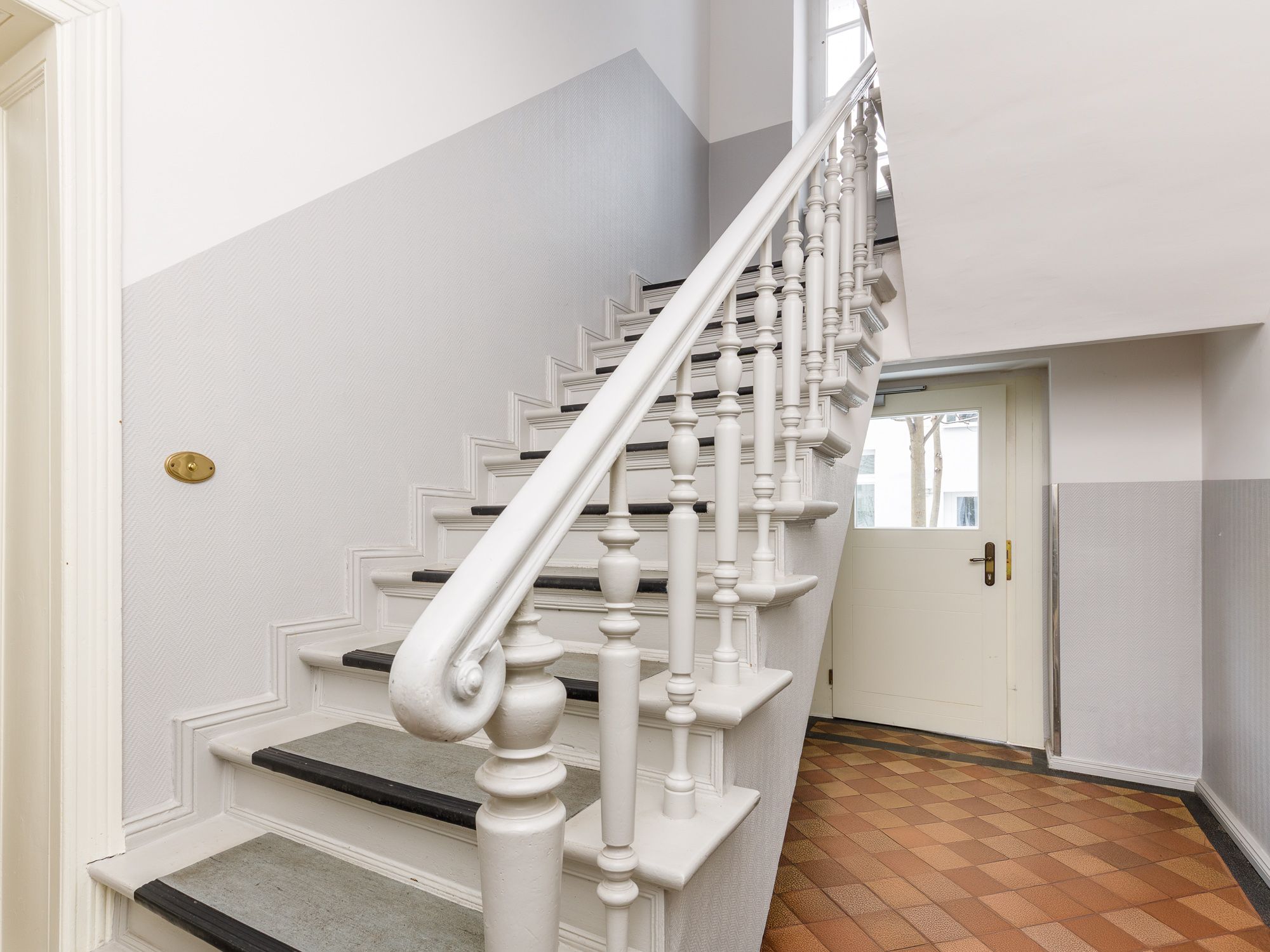 Harmonisches Treppenhaus mit Farbkonzept 