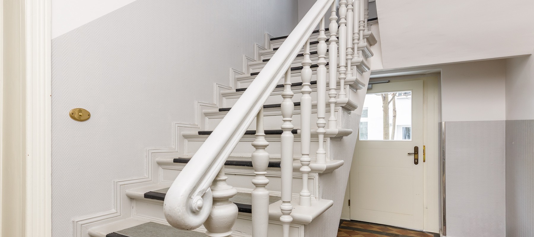 Harmonisches Treppenhaus mit Farbkonzept Harmonisches Treppenhaus mit Farbkonzept