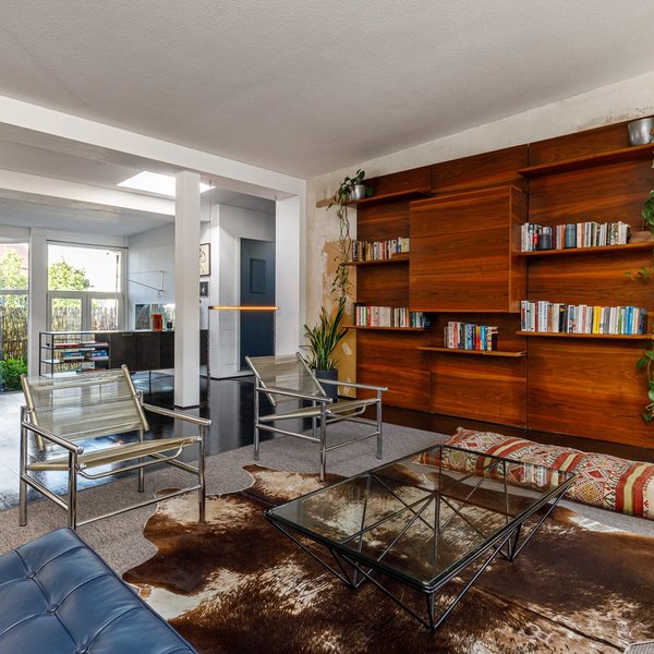 Wohnzimmer Bücherregal Sessel Couchtisch Teppich