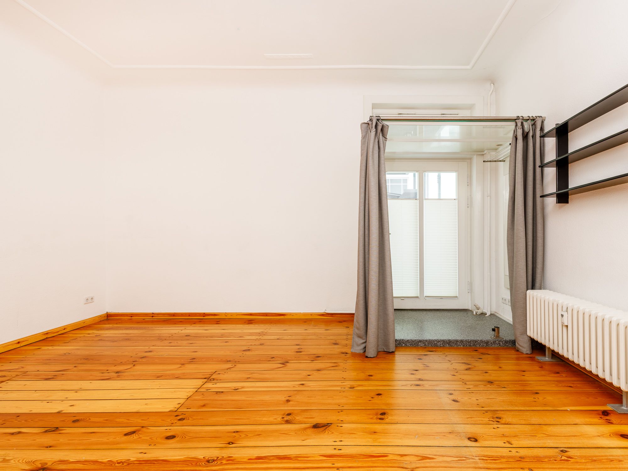 Quietly located apartment in an old building with historical style elements, within walking distance of Lietzensee lake