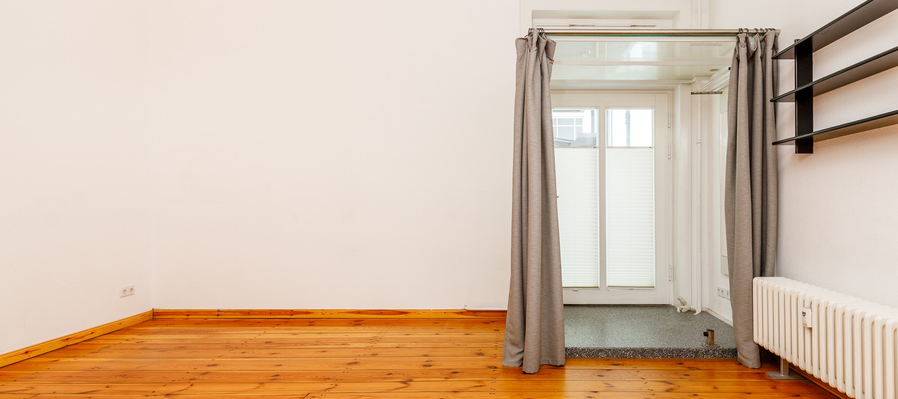 Quietly located apartment in an old building with historical style elements, within walking distance of Lietzensee lake