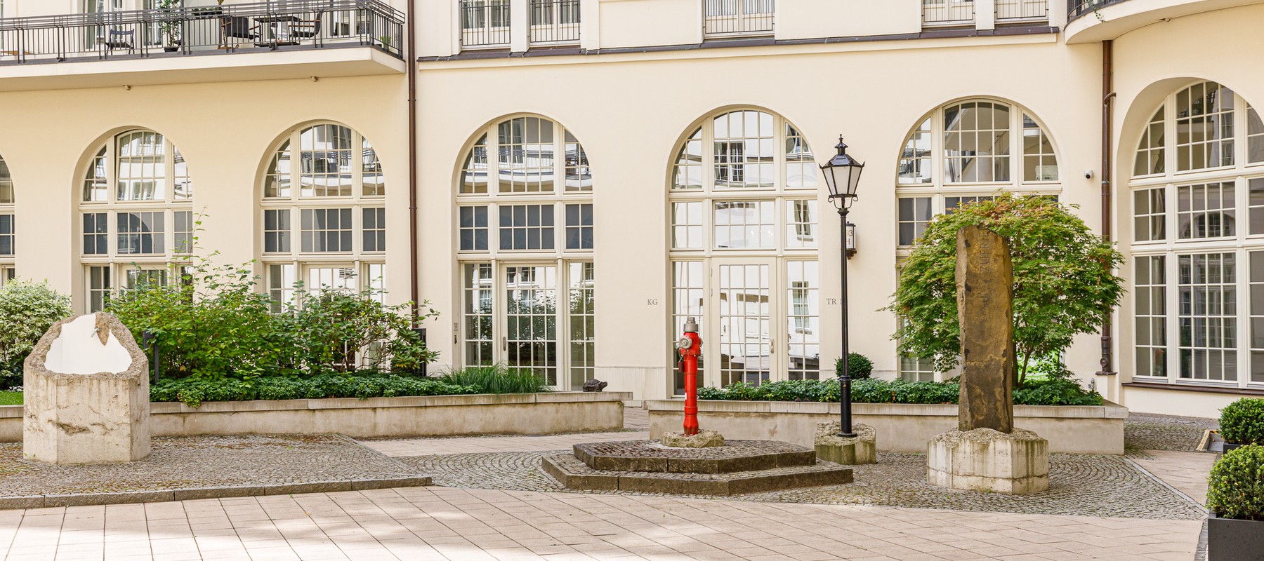 Zugang zur Gewerbefläche vom Innenhof Zugang zur Gewerbefläche vom Innenhof