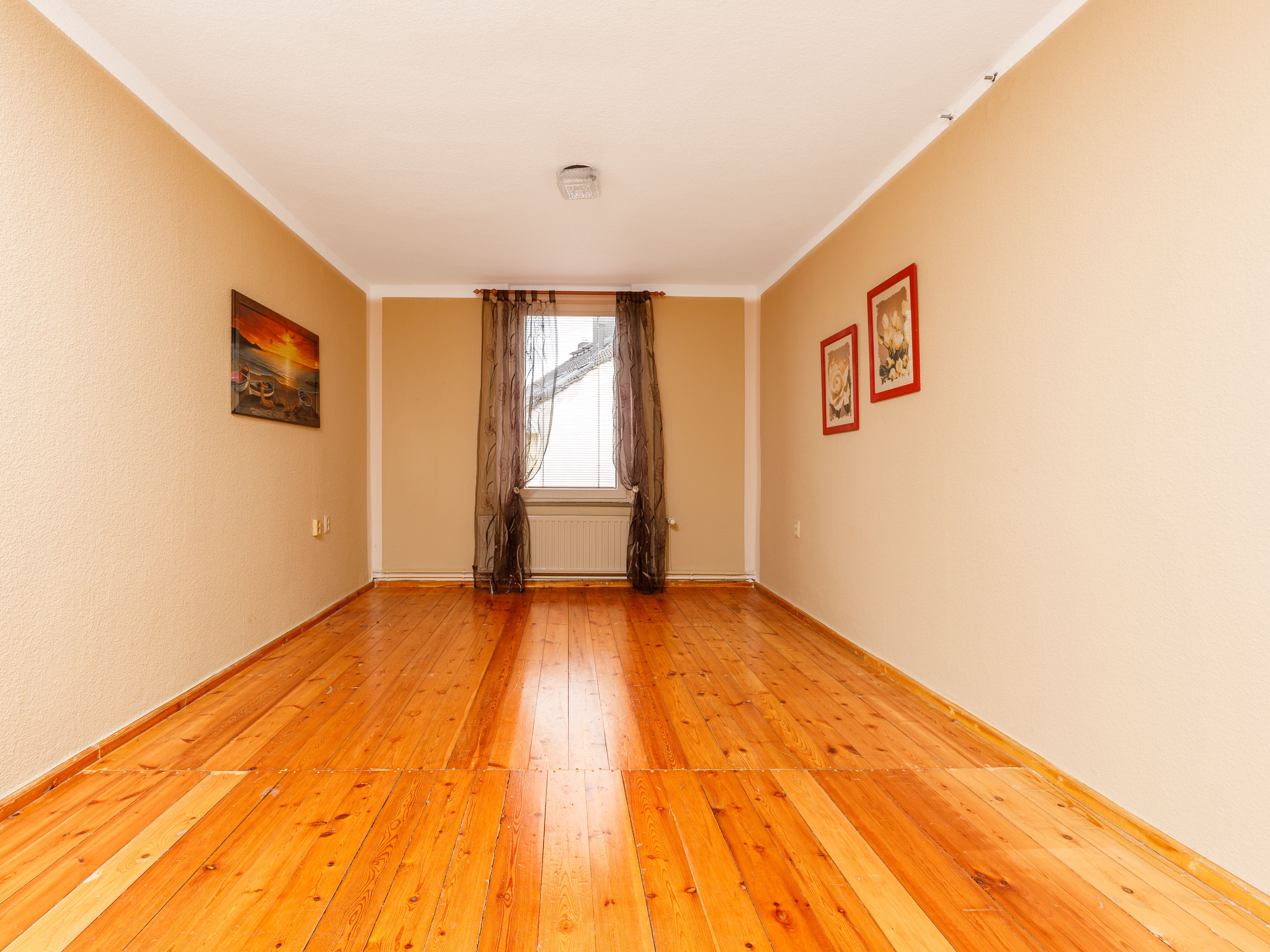 Großzügiges Schlafzimmer zum Innenhof