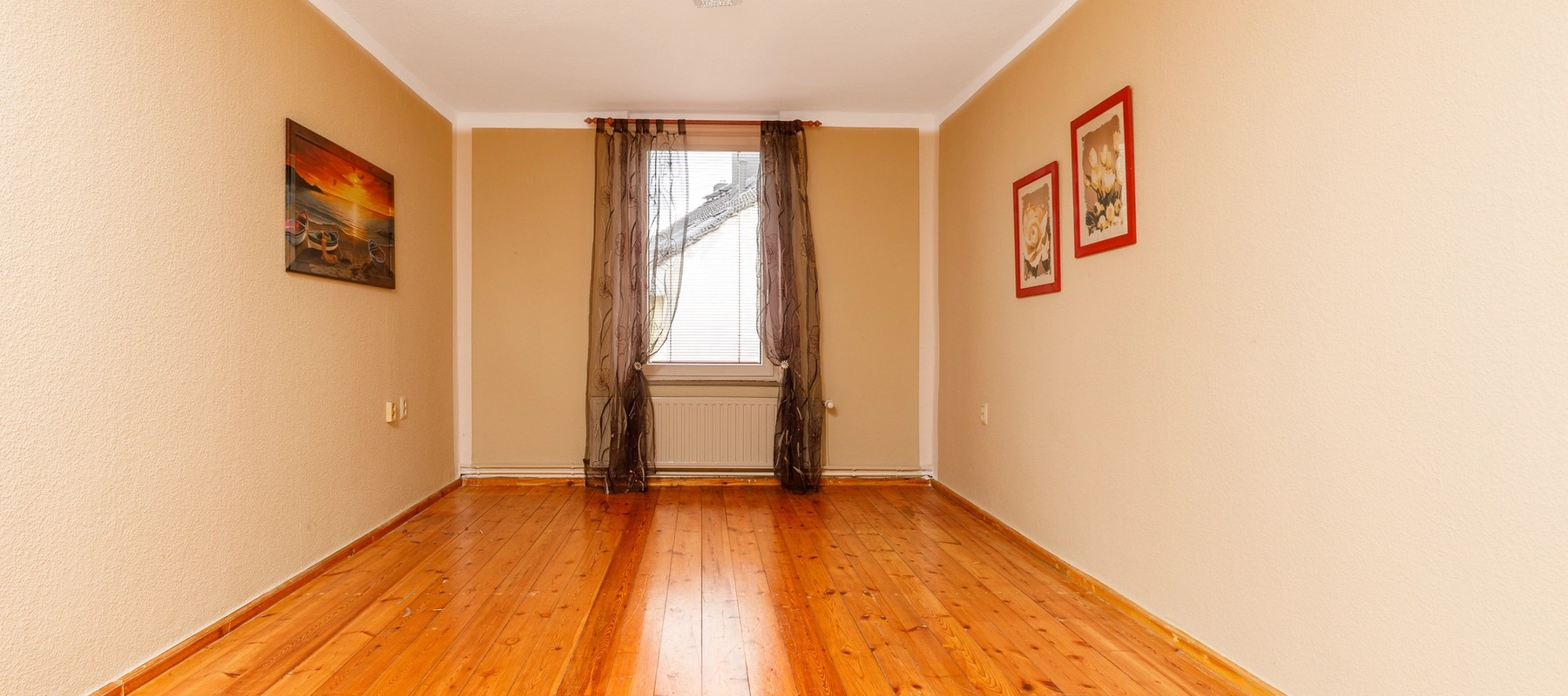 Großzügiges Schlafzimmer zum Innenhof Großzügiges Schlafzimmer zum Innenhof