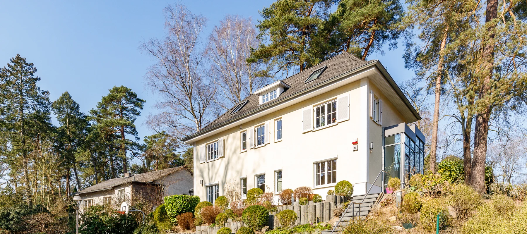 An Impressive Villa Offering Generous Proportions and a Beautiful Garden Near Zeltinger Platz