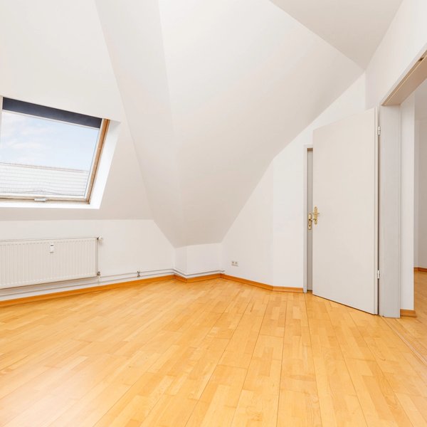 Zimmer Dachfenster Dachschräge Parkett