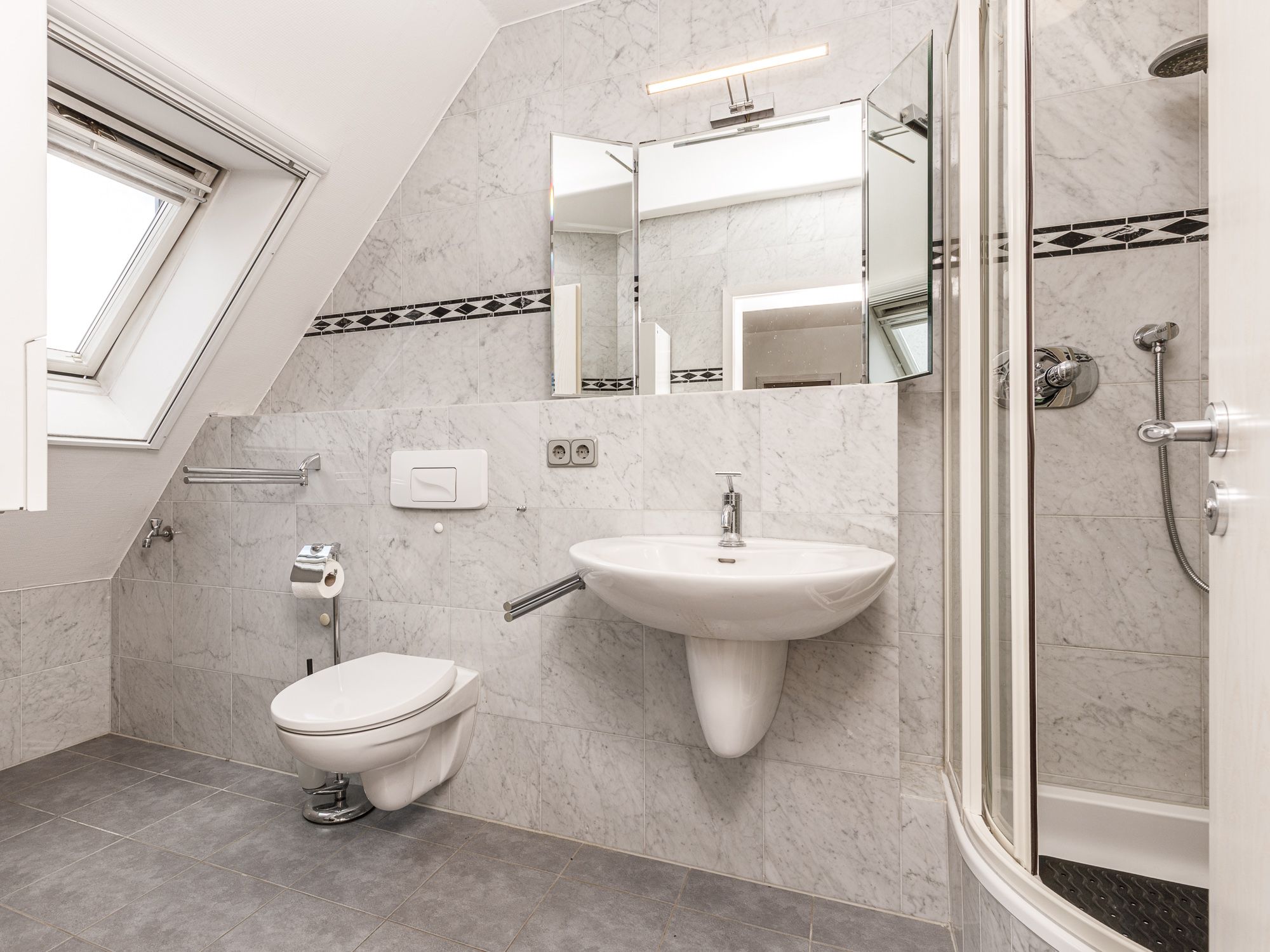 Tagesbelichtetes Duschbad mit Hänge-WC