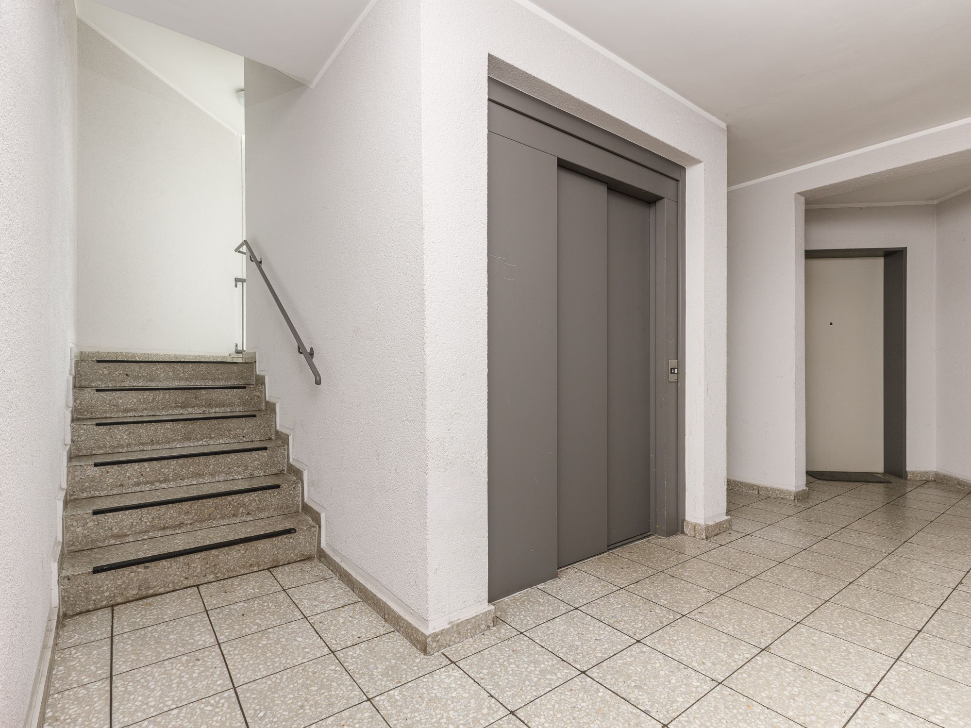 Entrance area with passenger lift 
