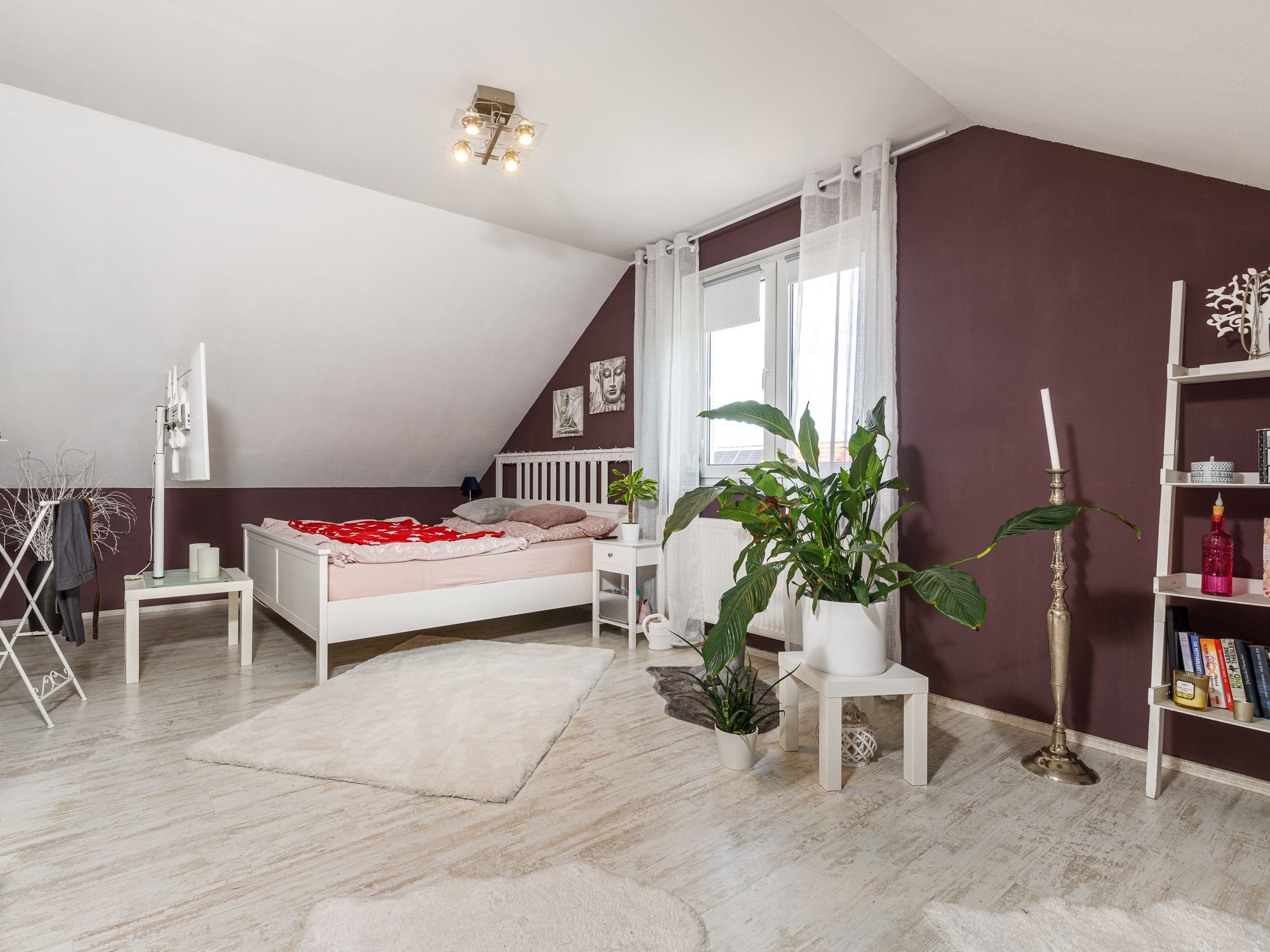 Großzügiges Schlafzimmer mit Ankleidebereich