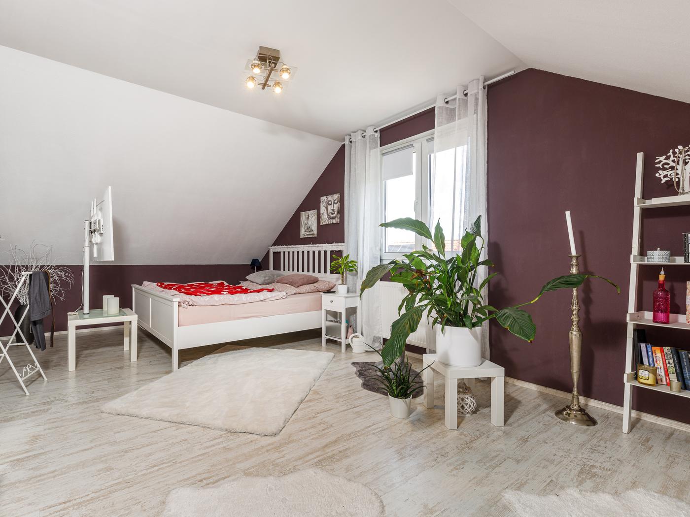 Großzügiges Schlafzimmer mit Ankleidebereich Großzügiges Schlafzimmer mit Ankleidebereich