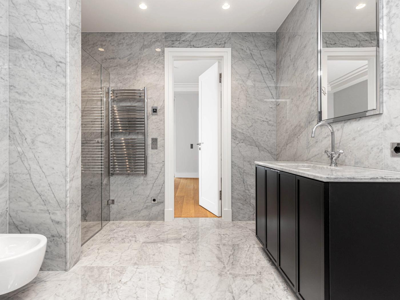 Hochwertiges Duschbad mit begehbarer Dusche und Fußbodenheizung Hochwertiges Duschbad mit begehbarer Dusche und Fußbodenheizung