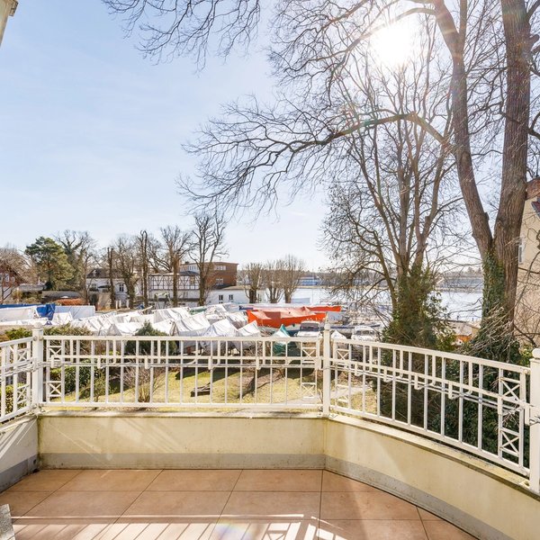 Balcony water view railing orientation