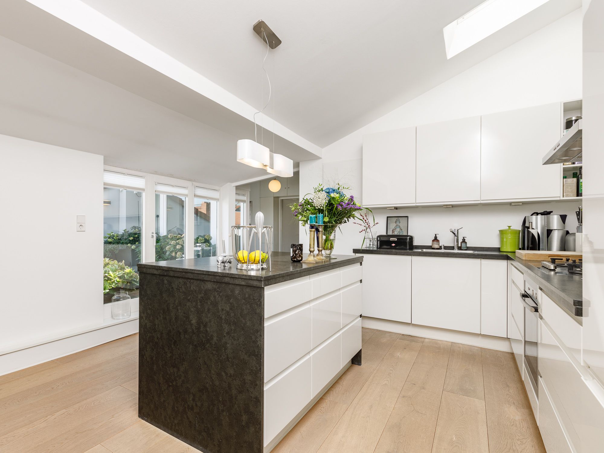 Offener Essbereich mit Einbauküche, Gasherd & Kochinsel