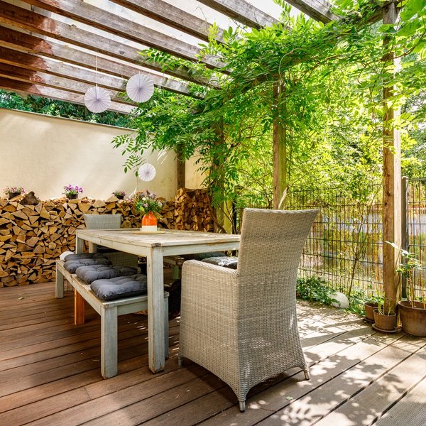 Terrasse mit Pergola Holzdeck und Gartenblick