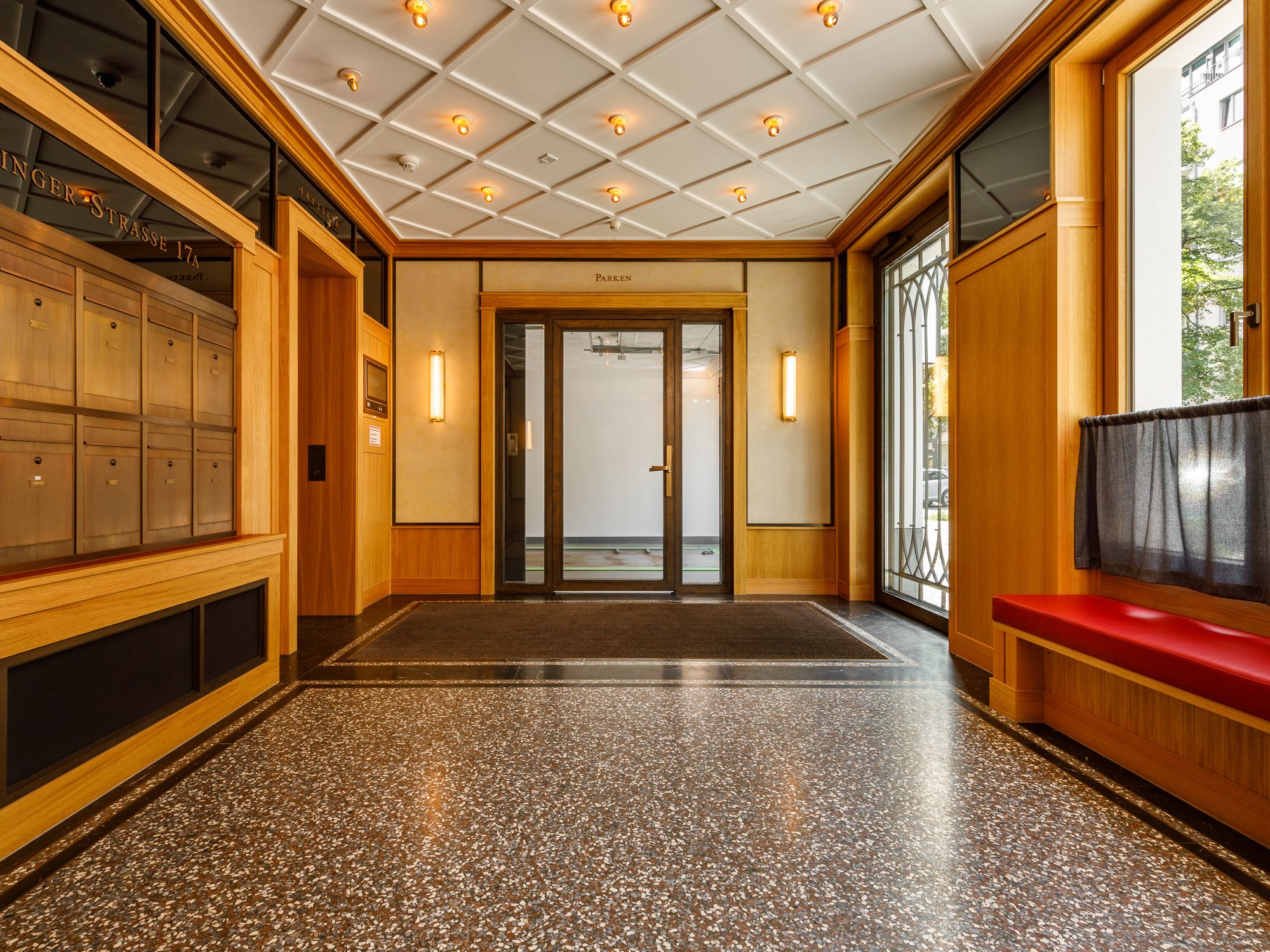 Repräsentativer Eingangsbereich mit stilvollem Design-Konzept 