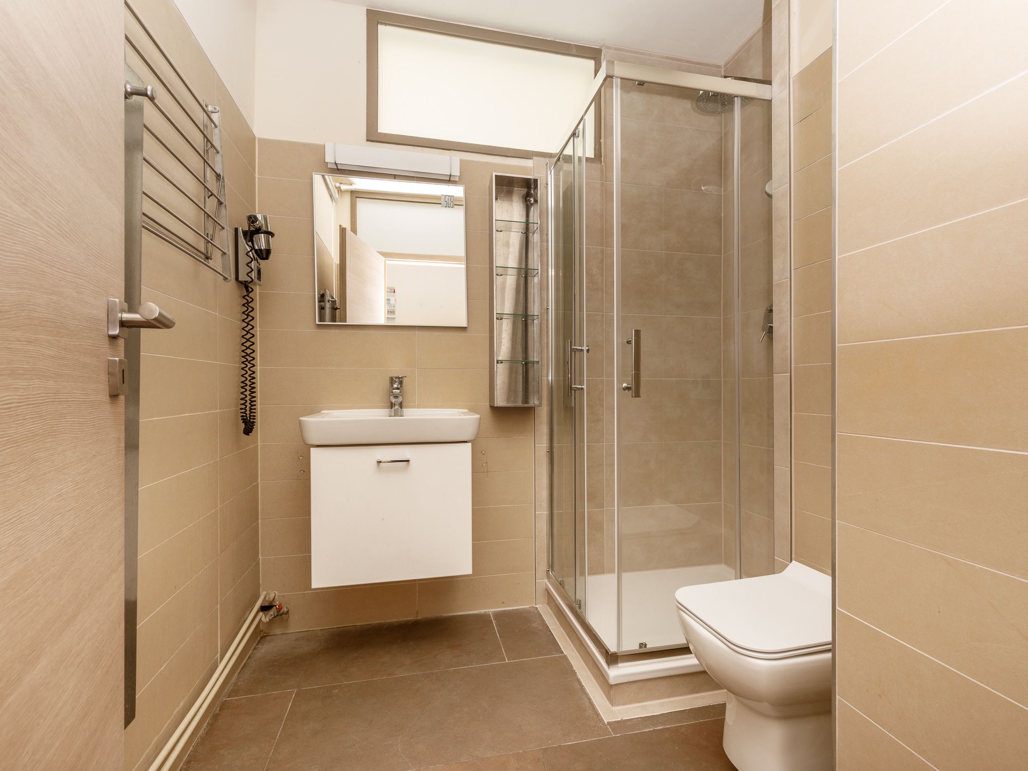 Modernisiertes Bad mit Regendusche 