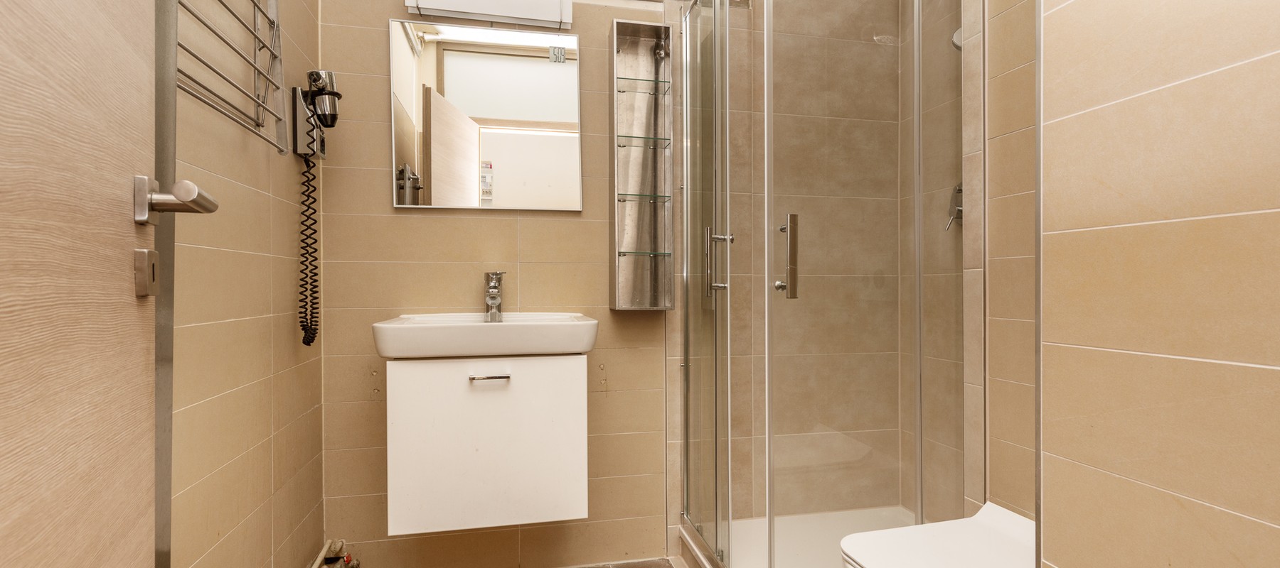 Modernisiertes Bad mit Regendusche Modernisiertes Bad mit Regendusche