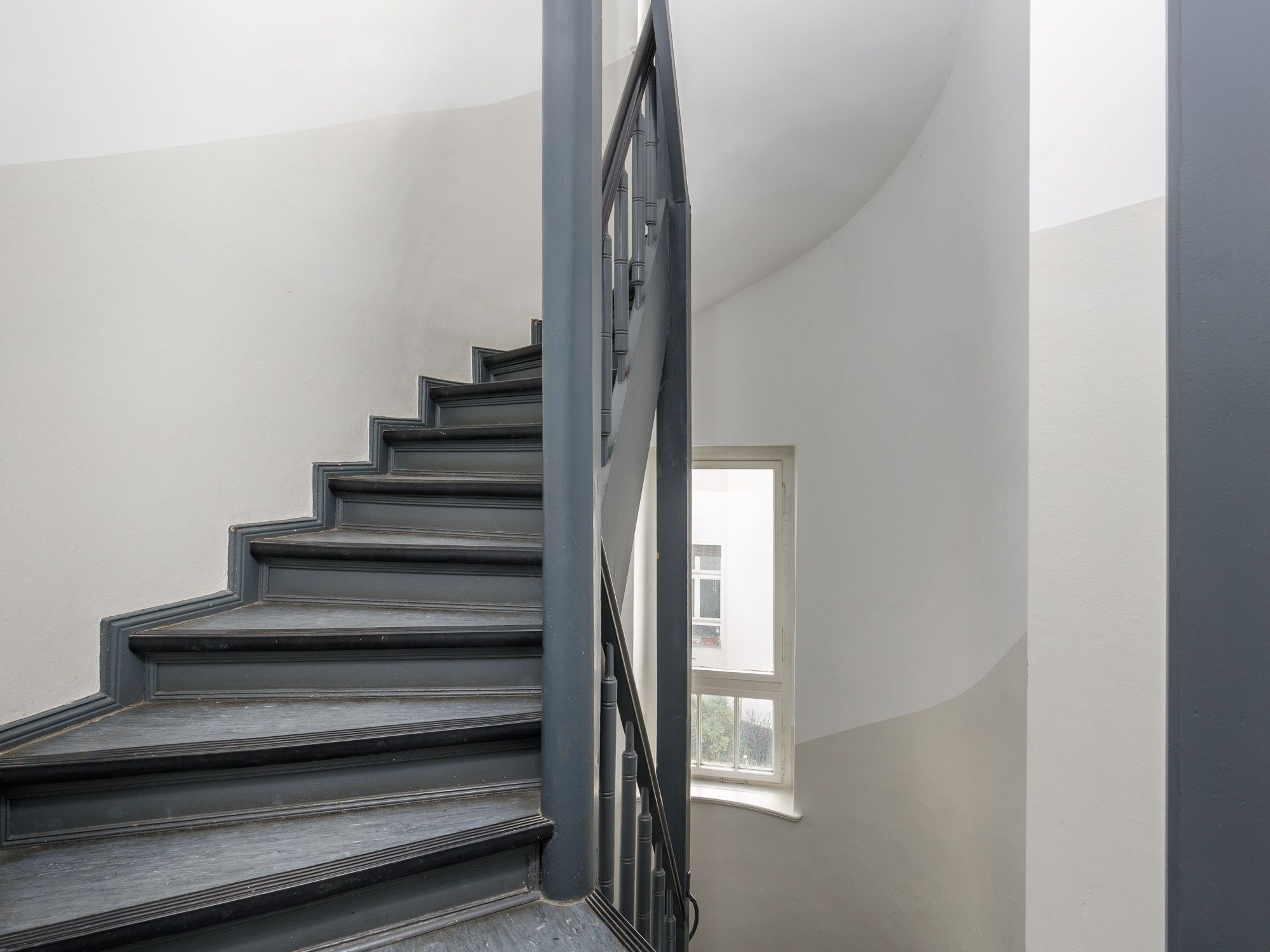 Funktionales Treppenhaus mit Linoleum-Fußboden  