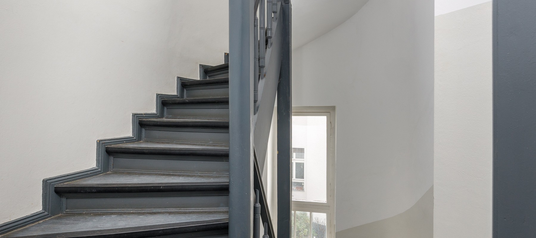 Funktionales Treppenhaus mit Linoleum-Fußboden Funktionales Treppenhaus mit Linoleum-Fußboden