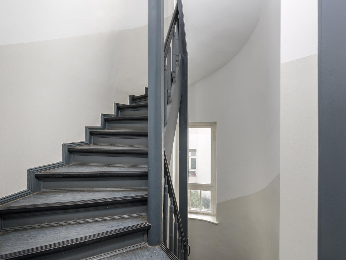 Funktionales Treppenhaus mit Linoleum-Fußboden Funktionales Treppenhaus mit Linoleum-Fußboden