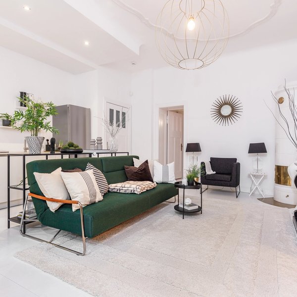 Wohnzimmer Sofa Sessel Kamin Wanduhr