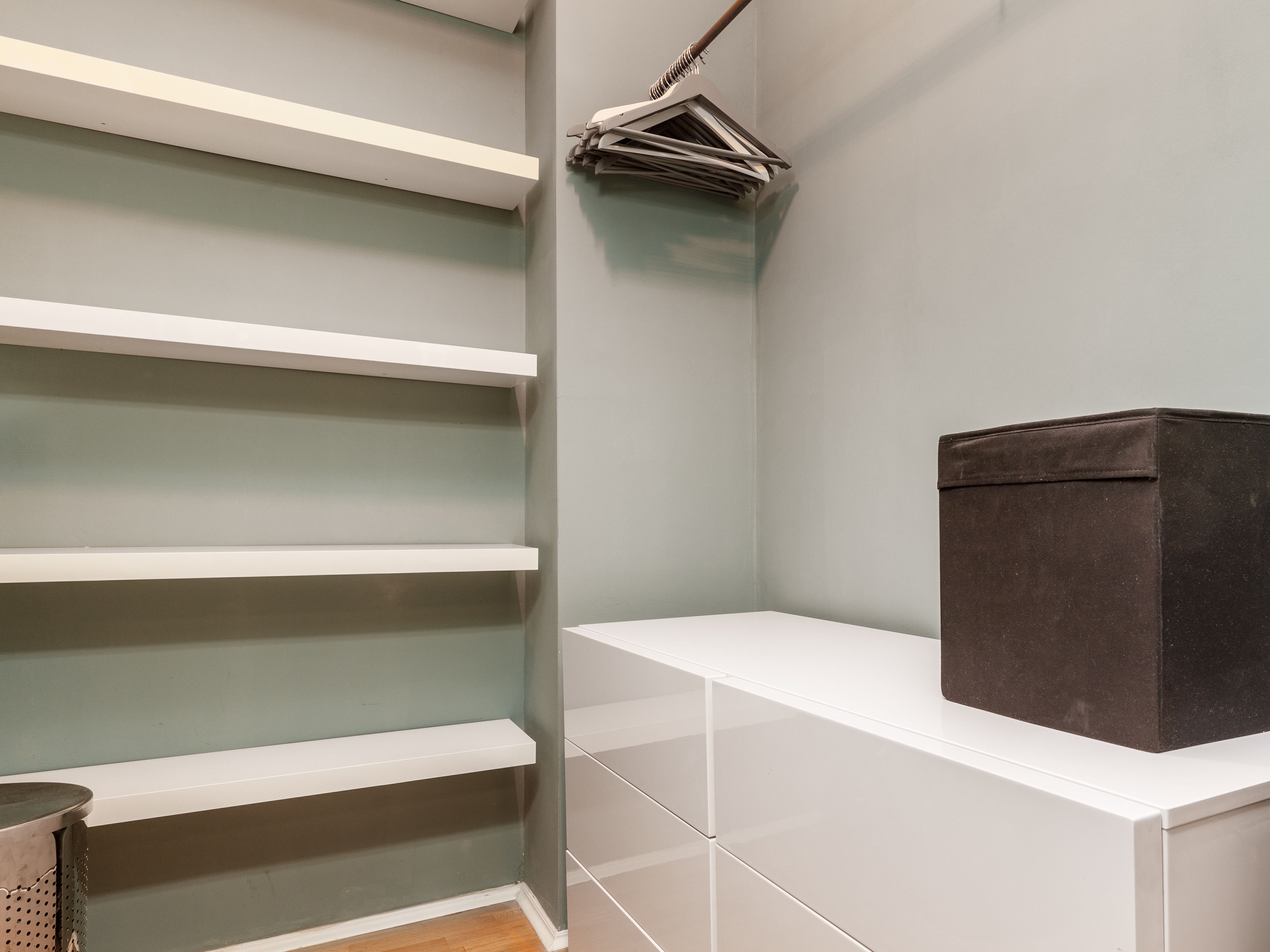 Maßangefertigte Ankleide mit Schuhschrank 