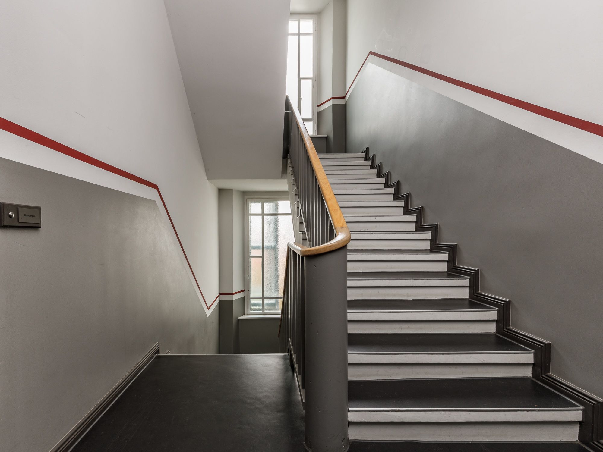 Gepflegtes Treppenhaus mit schickem Farbkonzept 