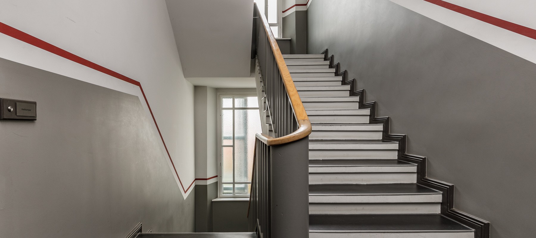 Gepflegtes Treppenhaus mit schickem Farbkonzept Gepflegtes Treppenhaus mit schickem Farbkonzept