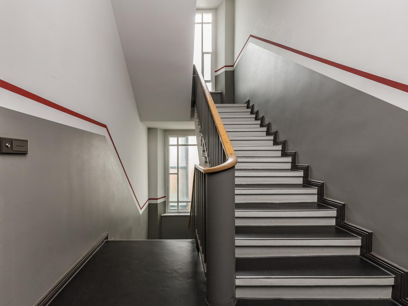 Gepflegtes Treppenhaus mit schickem Farbkonzept Gepflegtes Treppenhaus mit schickem Farbkonzept