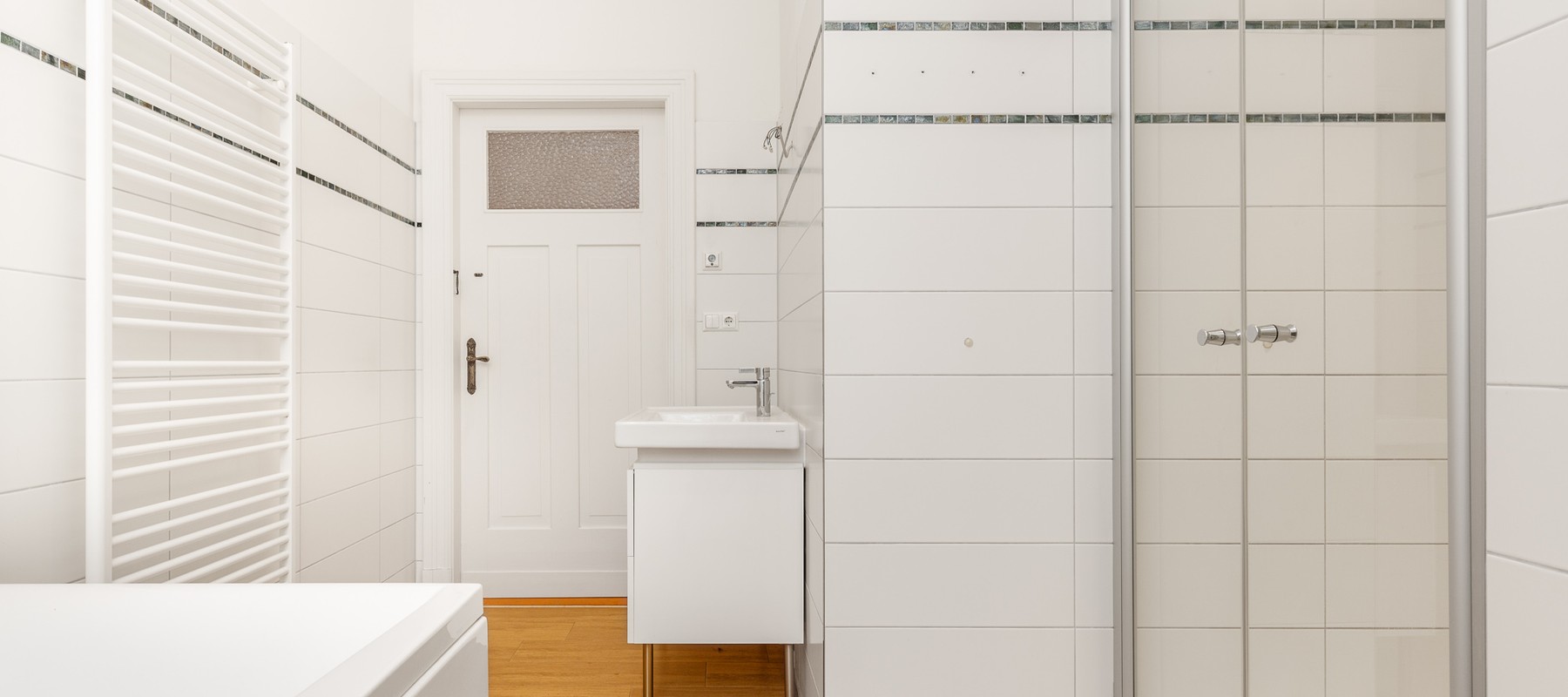 Großes Bad mit begehbarer Dusche Großes Bad mit begehbarer Dusche