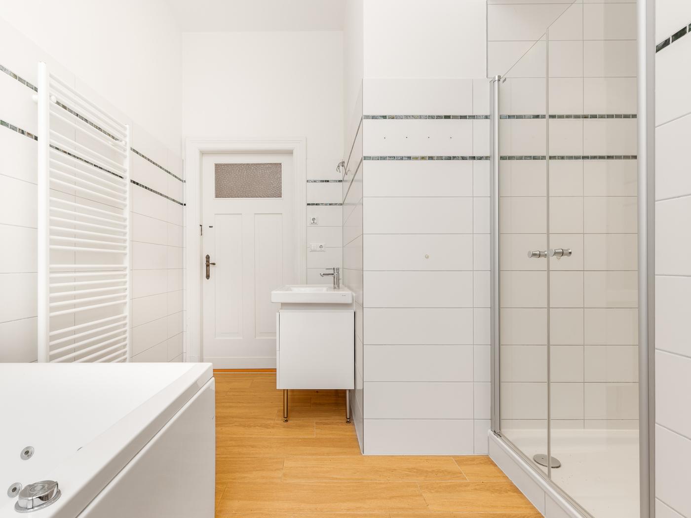 Großes Bad mit begehbarer Dusche  Großes Bad mit begehbarer Dusche