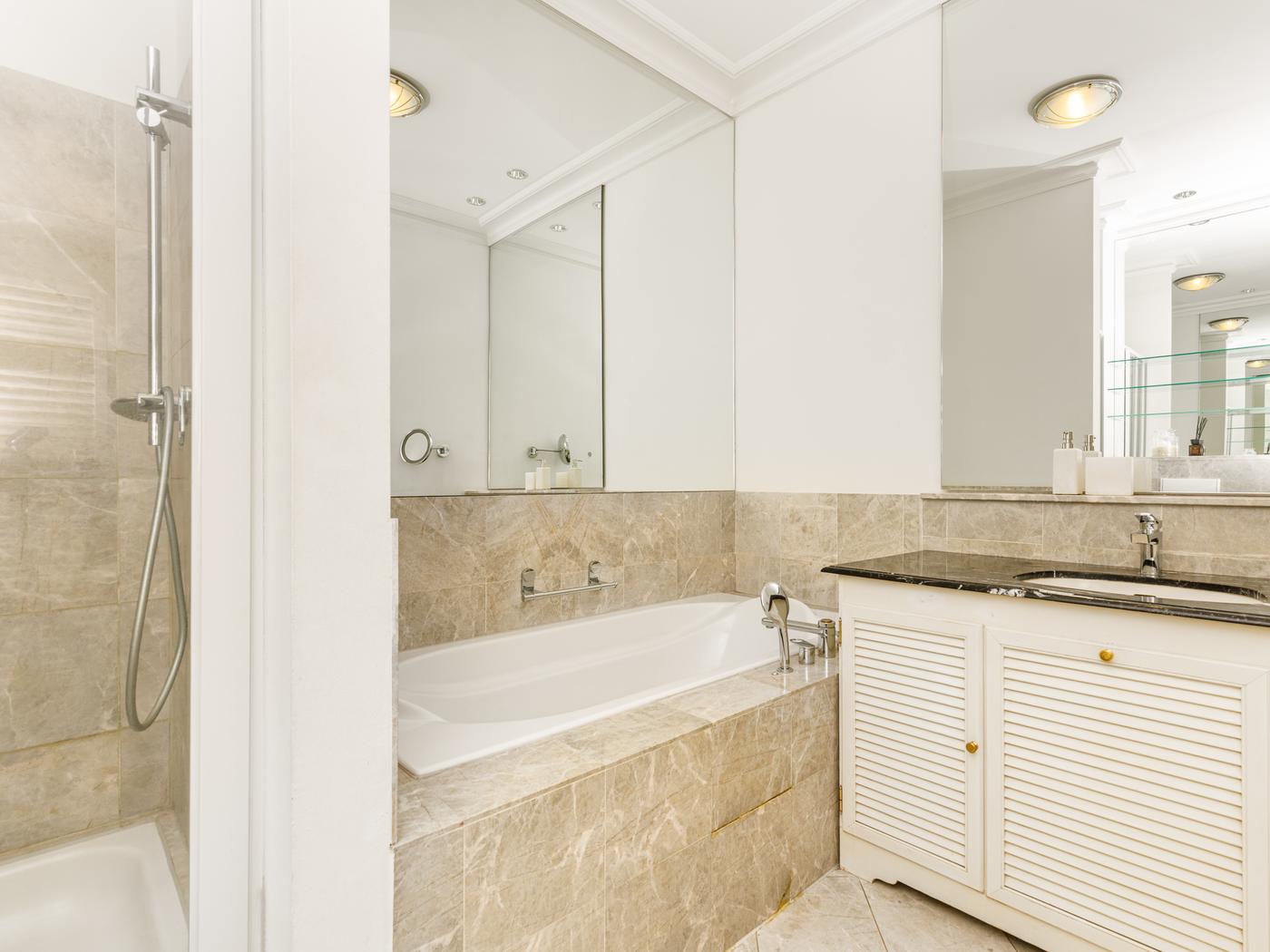 Vollbad mit separater Dusche & Badewanne Vollbad mit separater Dusche & Badewanne