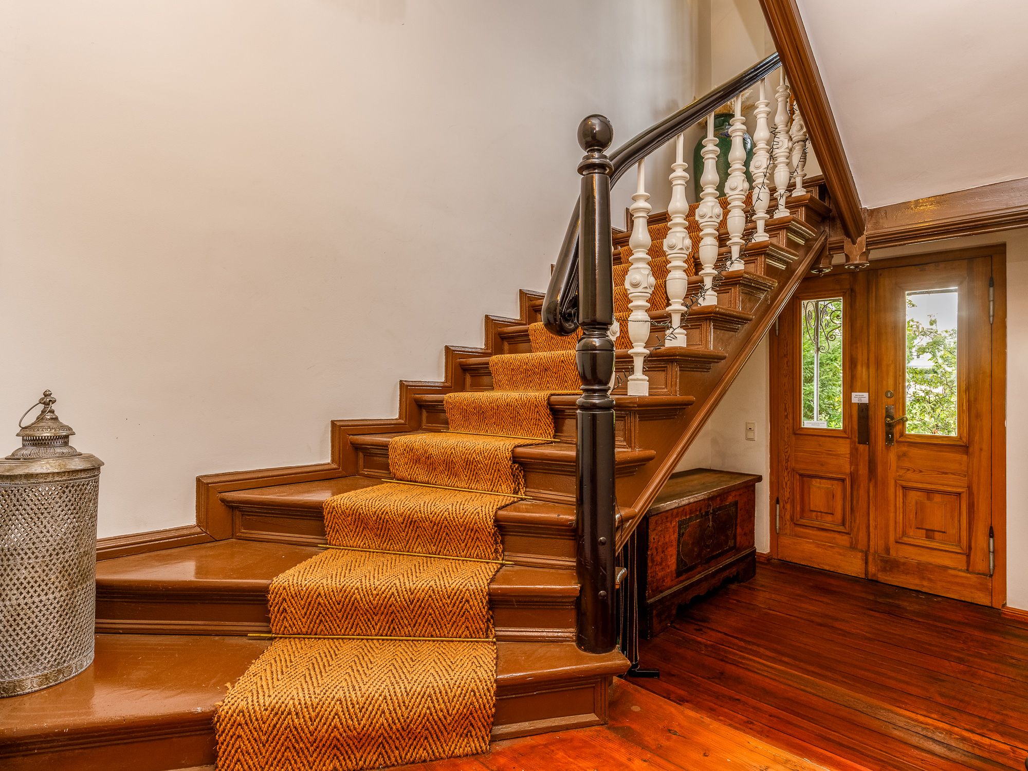 Ansicht des gepflegten Treppenhauses mit klassischen Altbaudetails und repräsentativem Eingangsbereich
