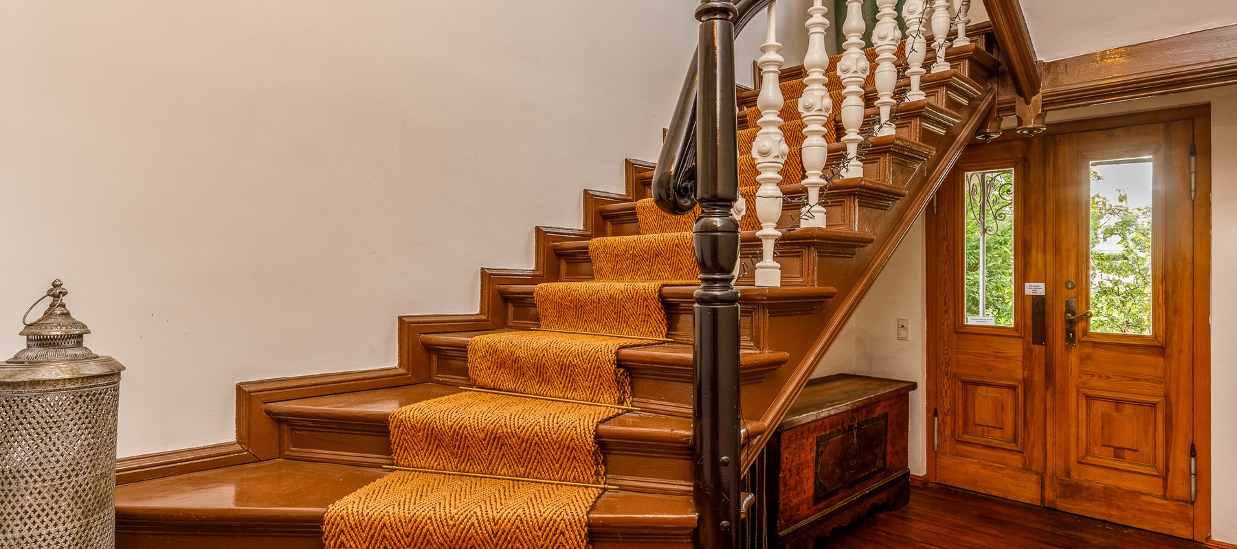 Ansicht des gepflegten Treppenhauses mit klassischen Altbaudetails und repräsentativem Eingangsbereich Ansicht des gepflegten Treppenhauses mit klassischen Altbaudetails und repräsentativem Eingangsbereich