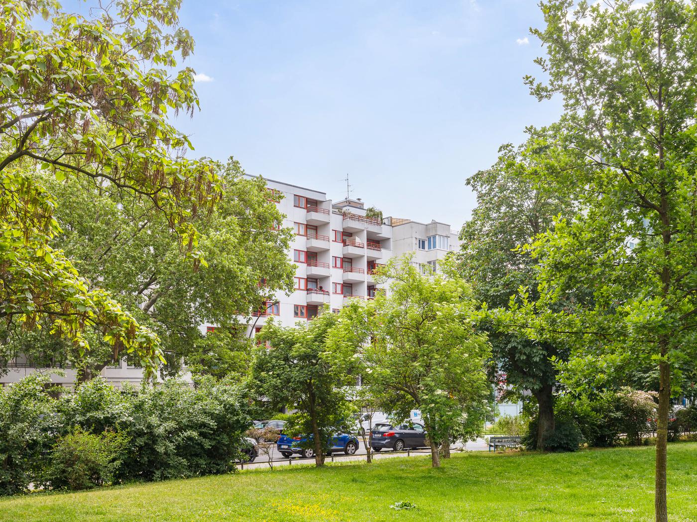 Zwischen KaDeWe und Ku'damm: Dachgeschosswohnung mit Blick ins Grüne