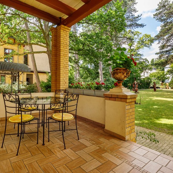 Terrasse Gartenblick Backsteinpfeiler