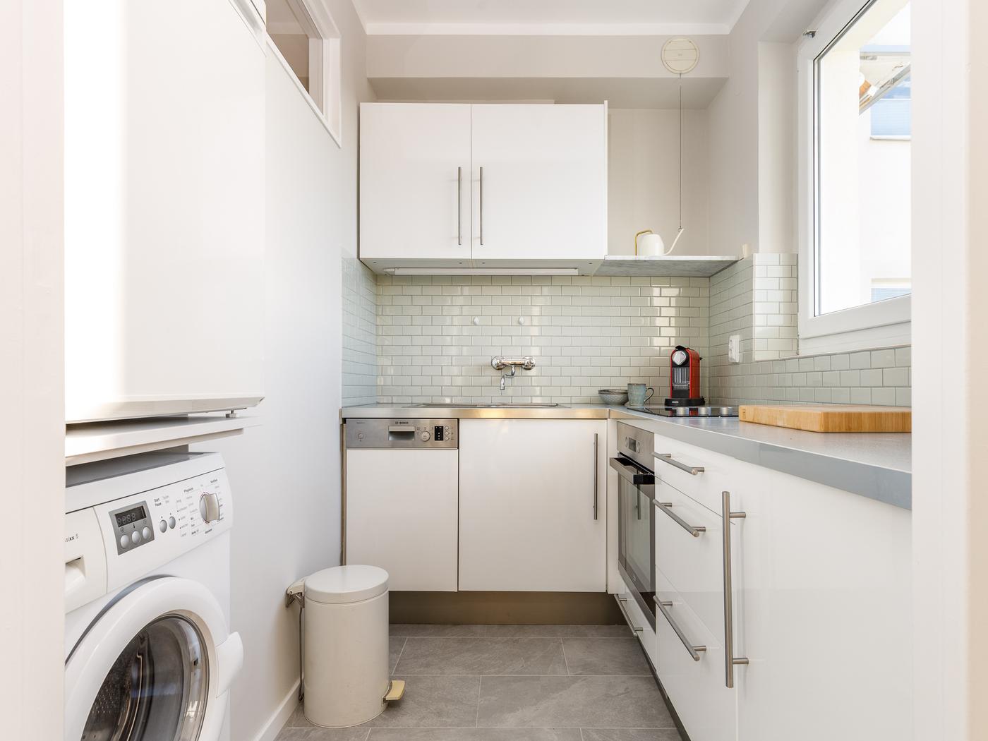 Vollausgestattete Einbauküche mit Waschmaschine Vollausgestattete Einbauküche mit Waschmaschine