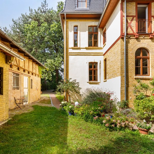 coach house villa garden terrace