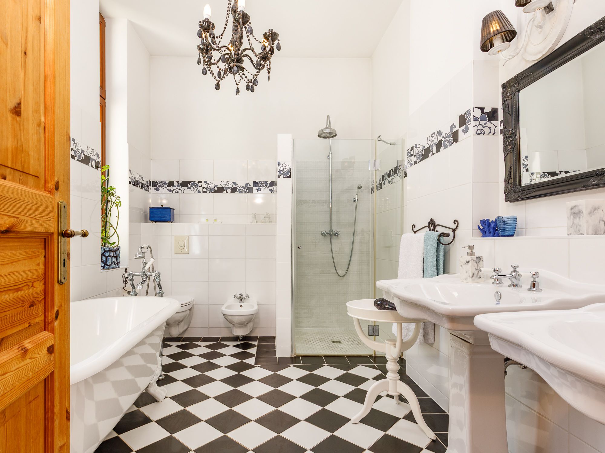 Tagesbelichtetes Vollbad mit Dusche & Wanne 