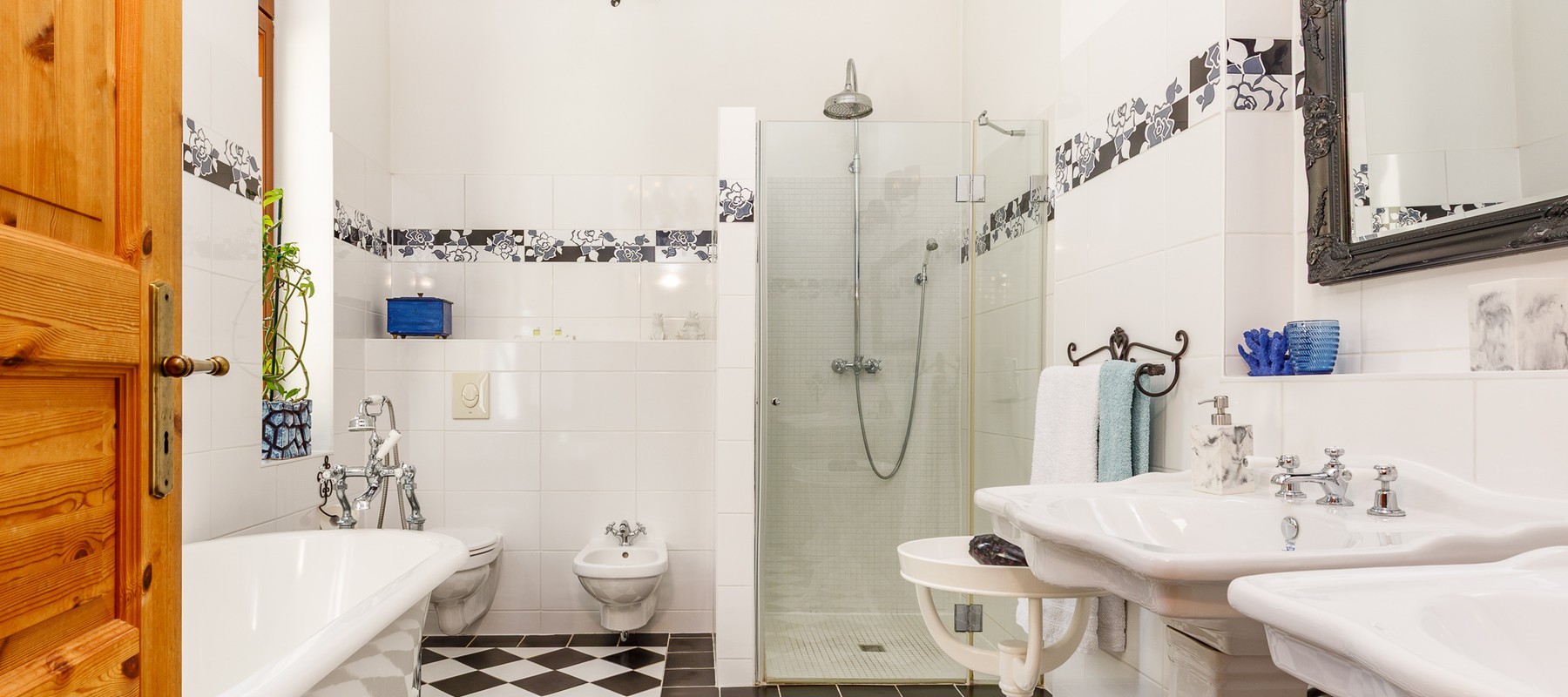 Tagesbelichtetes Vollbad mit Dusche & Wanne Tagesbelichtetes Vollbad mit Dusche & Wanne