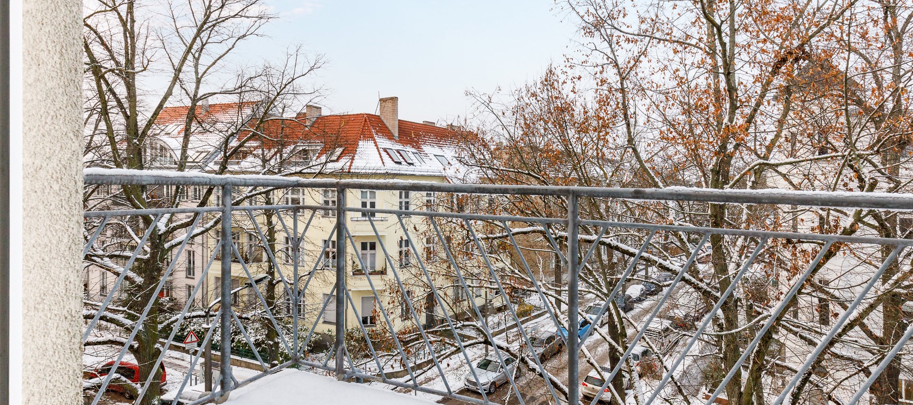 Großer Balkon mit freiem Ausblick Großer Balkon mit freiem Ausblick