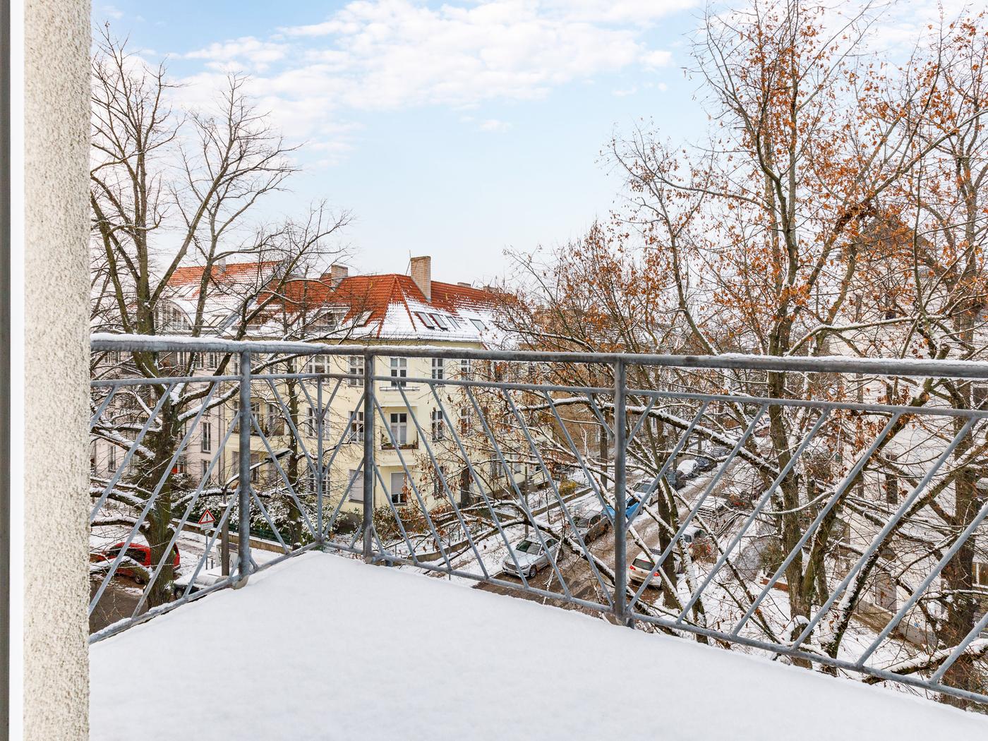 Großer Balkon mit freiem Ausblick Großer Balkon mit freiem Ausblick