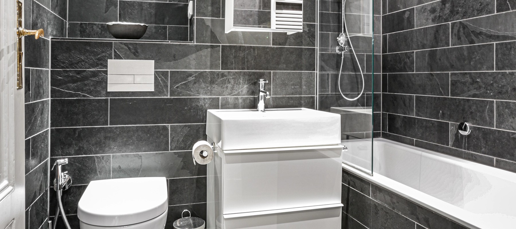 Innenliegendes Wannenbad mit Fußbodenheizung Innenliegendes Wannenbad mit Fußbodenheizung