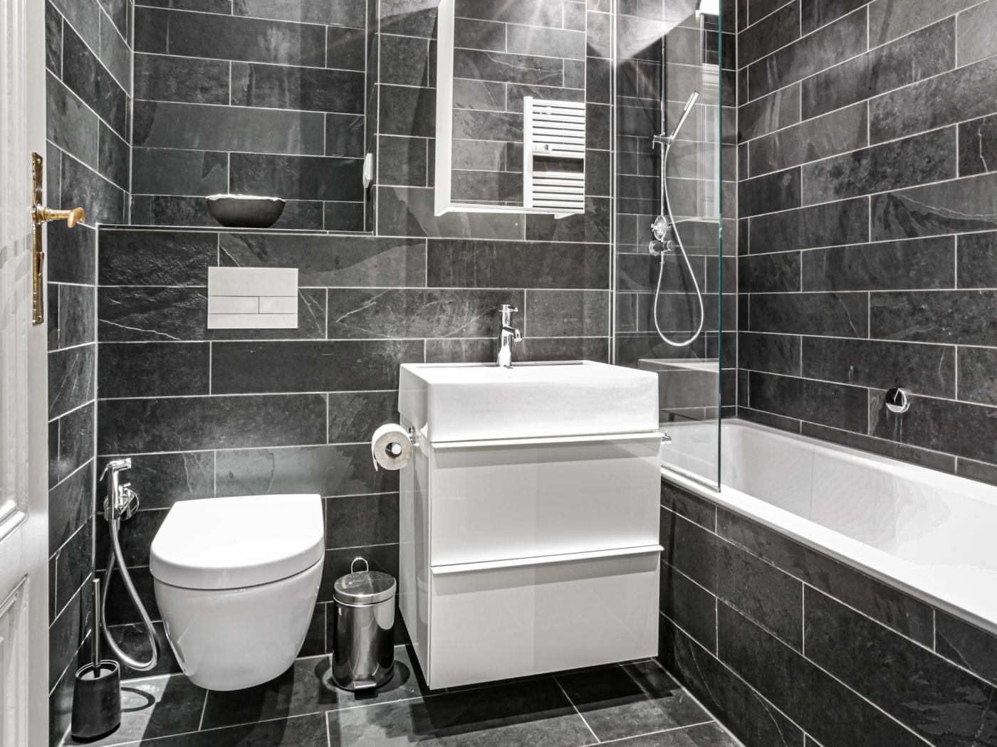 Innenliegendes Wannenbad mit Fußbodenheizung Innenliegendes Wannenbad mit Fußbodenheizung