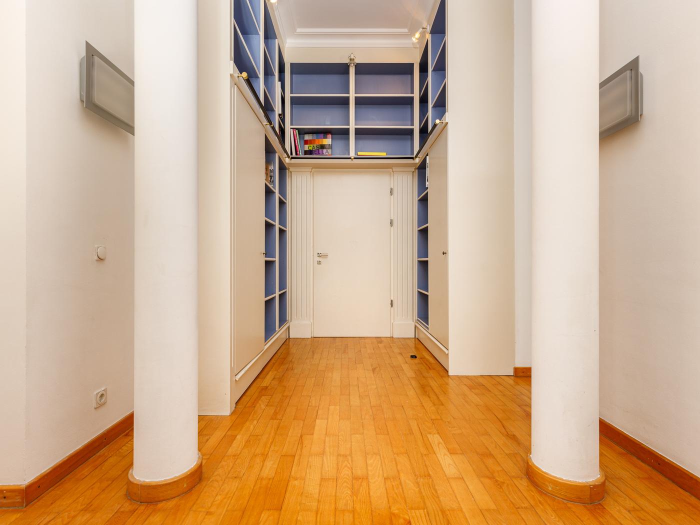 Eingangsbereich mit Garderobe und Schrank Eingangsbereich mit Garderobe und Schrank