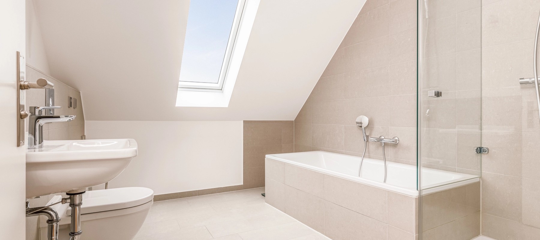 Modernes Vollbad mit walk-in Rainshower Modernes Vollbad mit walk-in Rainshower